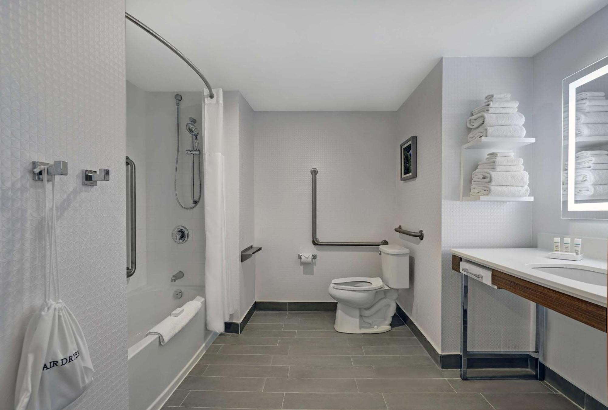 Hampton Inn & Suites Белвил Екстериор снимка